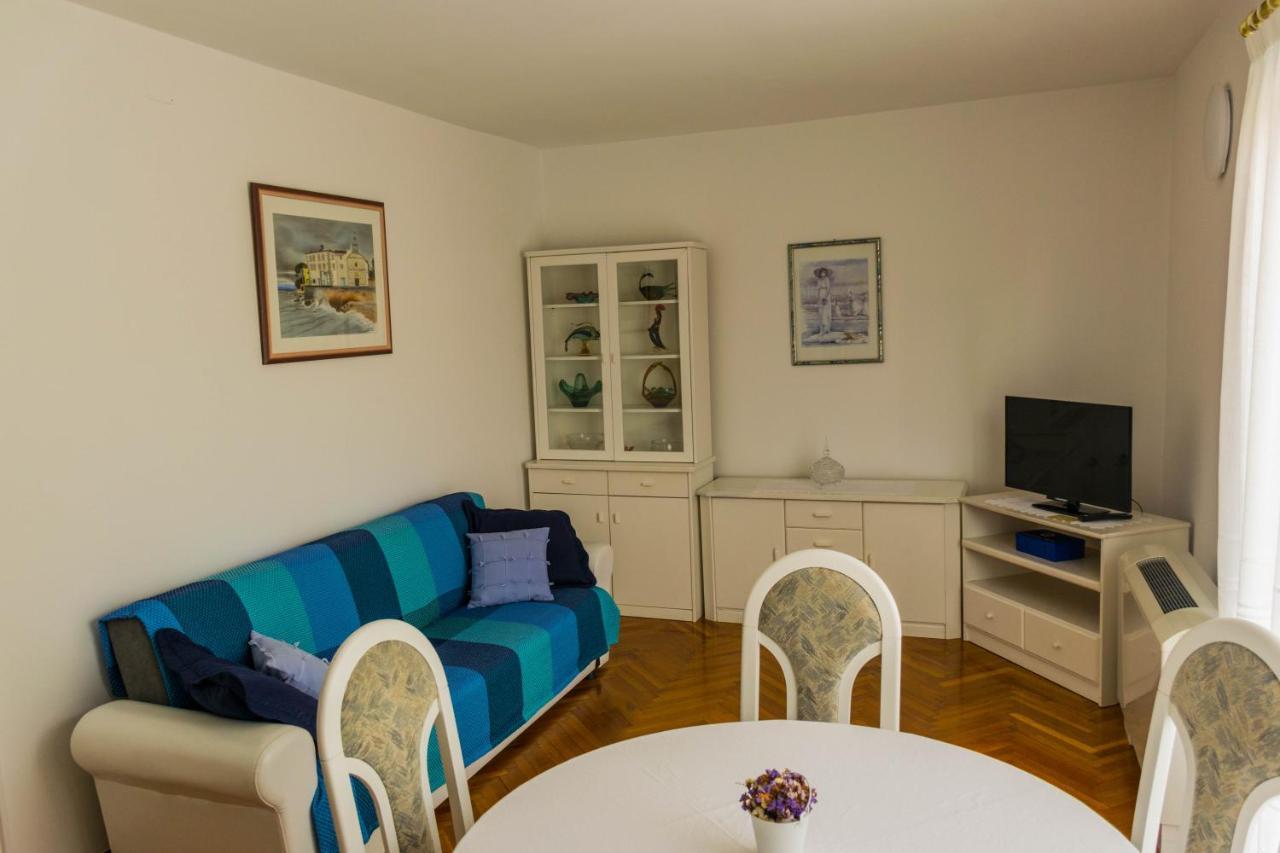 Apartments White & Green In Malinska Exterior photo